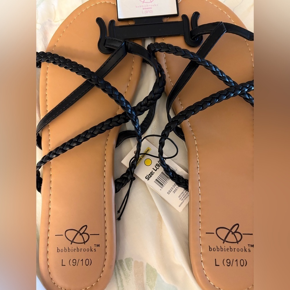 New 8-9 Bobbie Brooks Black Braided Sandals
Comfortable casual and classic